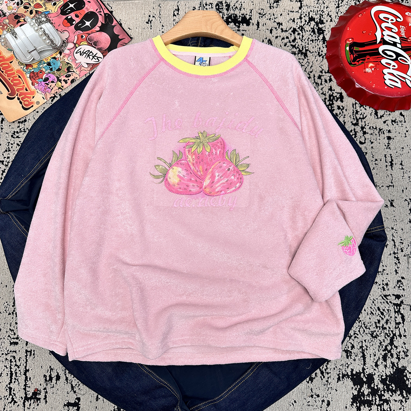 韩系甜美草莓印花刺绣宽松大码德绒磨毛长袖T恤软糯舒适打底衫女