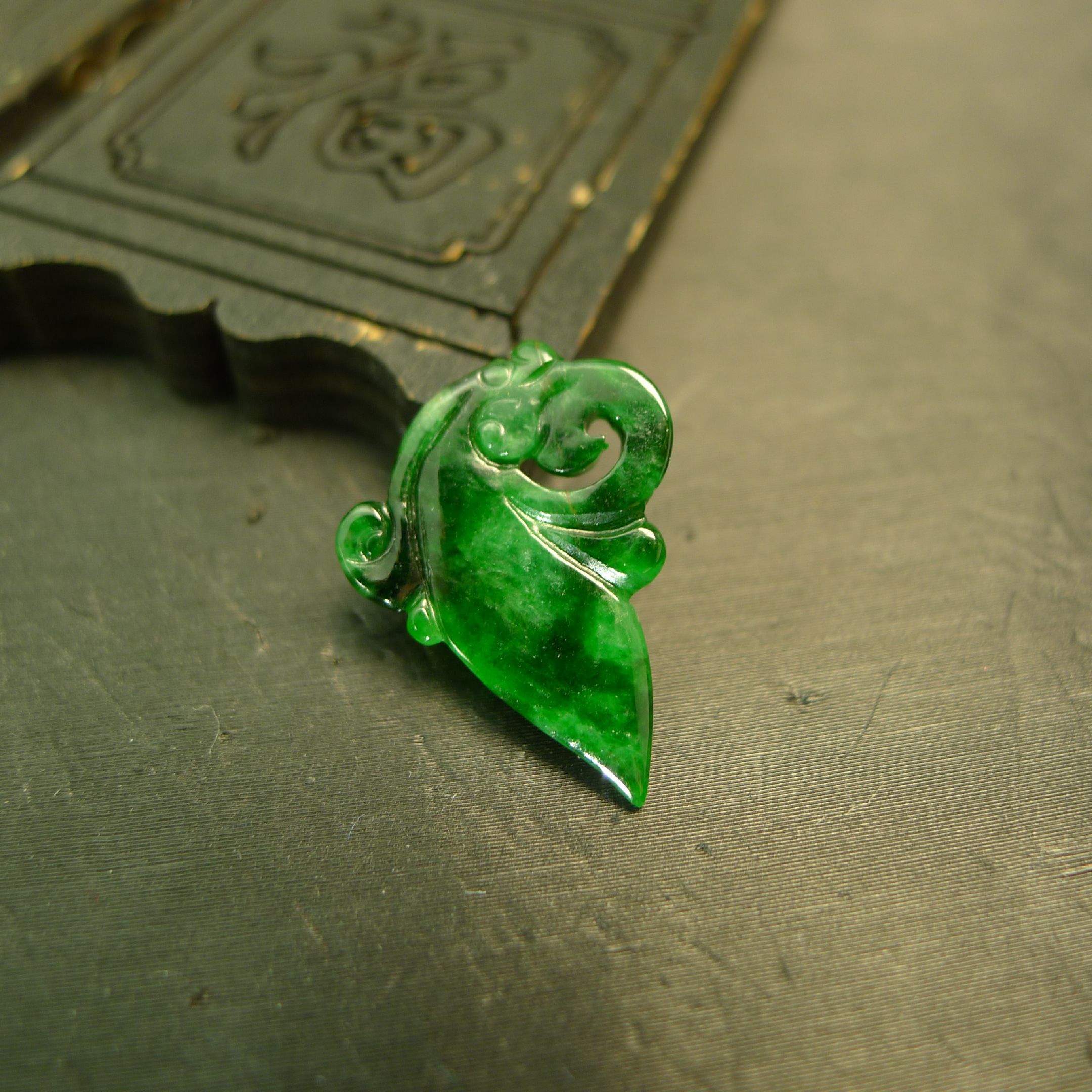 天然A货翡翠龙纹雕花吊坠花片