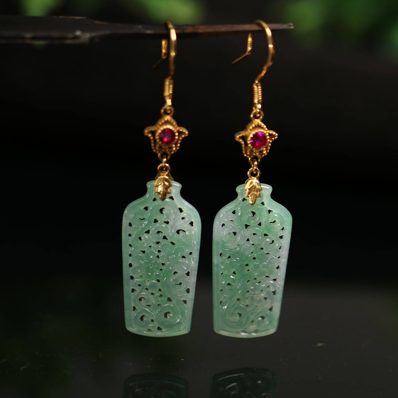 #D501一对18K金镶嵌冰种晴水绿天然A货翡翠镂空花瓶形耳坠
