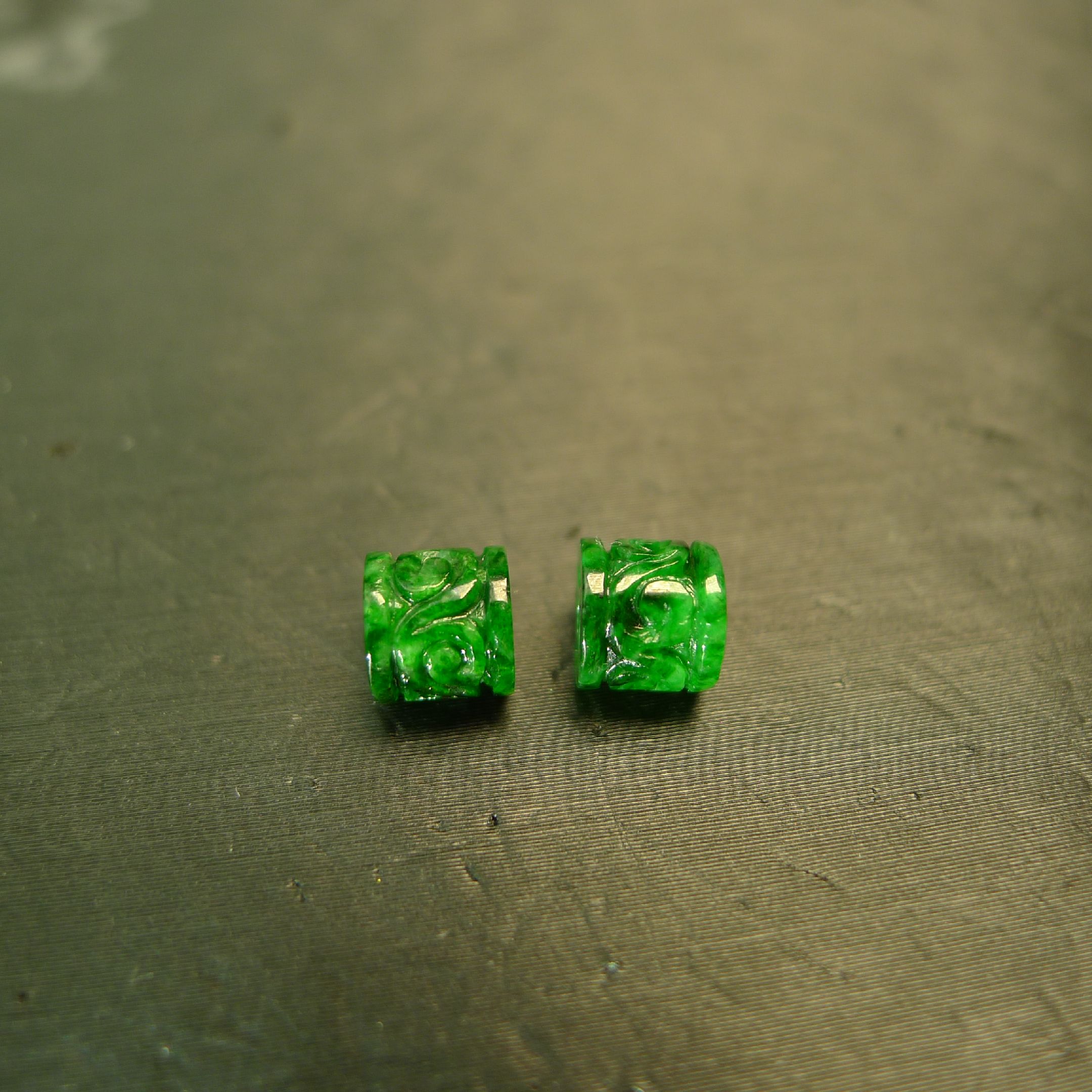 缅甸天然A货翡翠雕花小圆桶珠