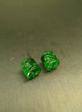 #L287一对满色辣绿缅甸天然A货翡翠圆柱形雕花桶珠吊坠顶珠配饰