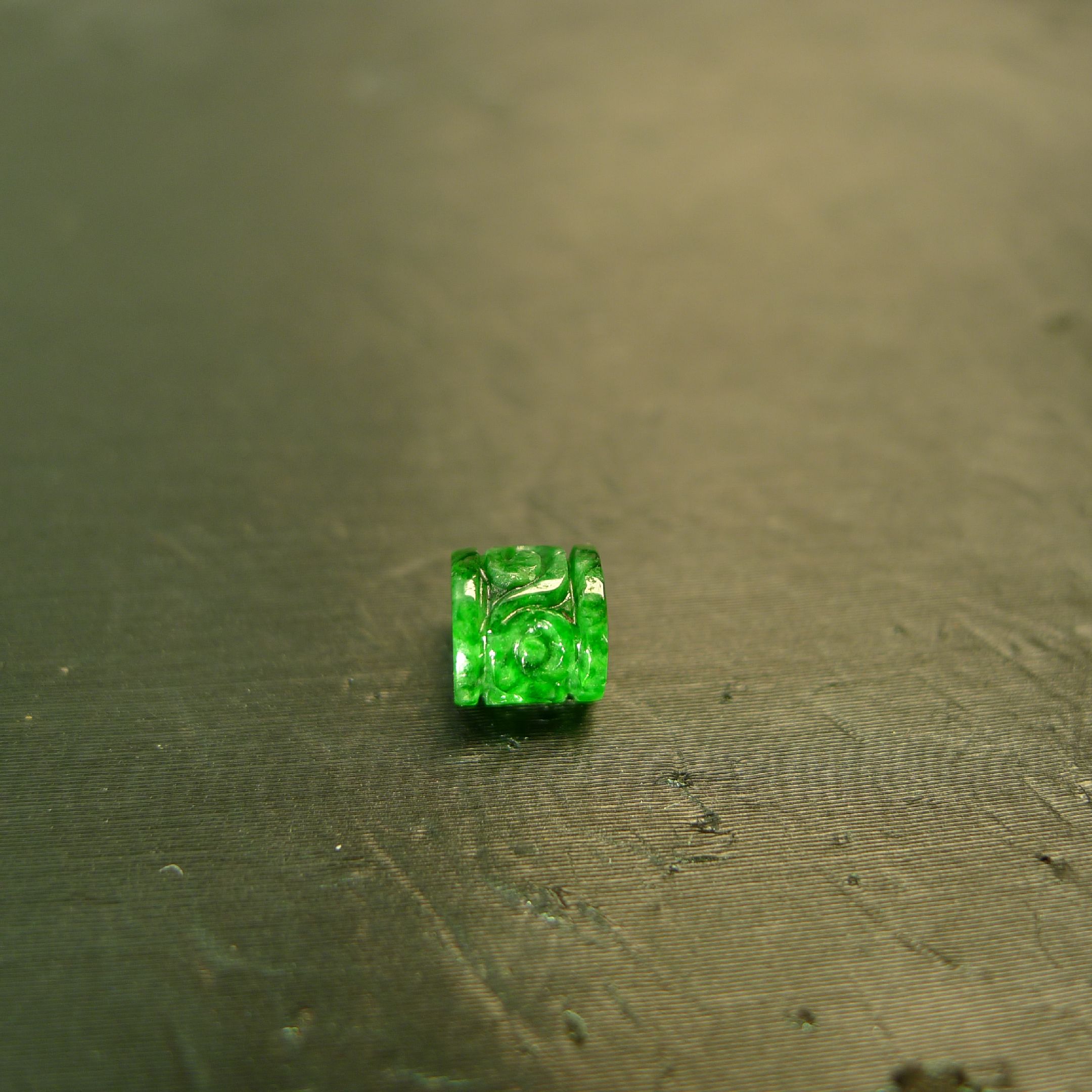 天然A货翡翠圆柱形雕花小桶珠