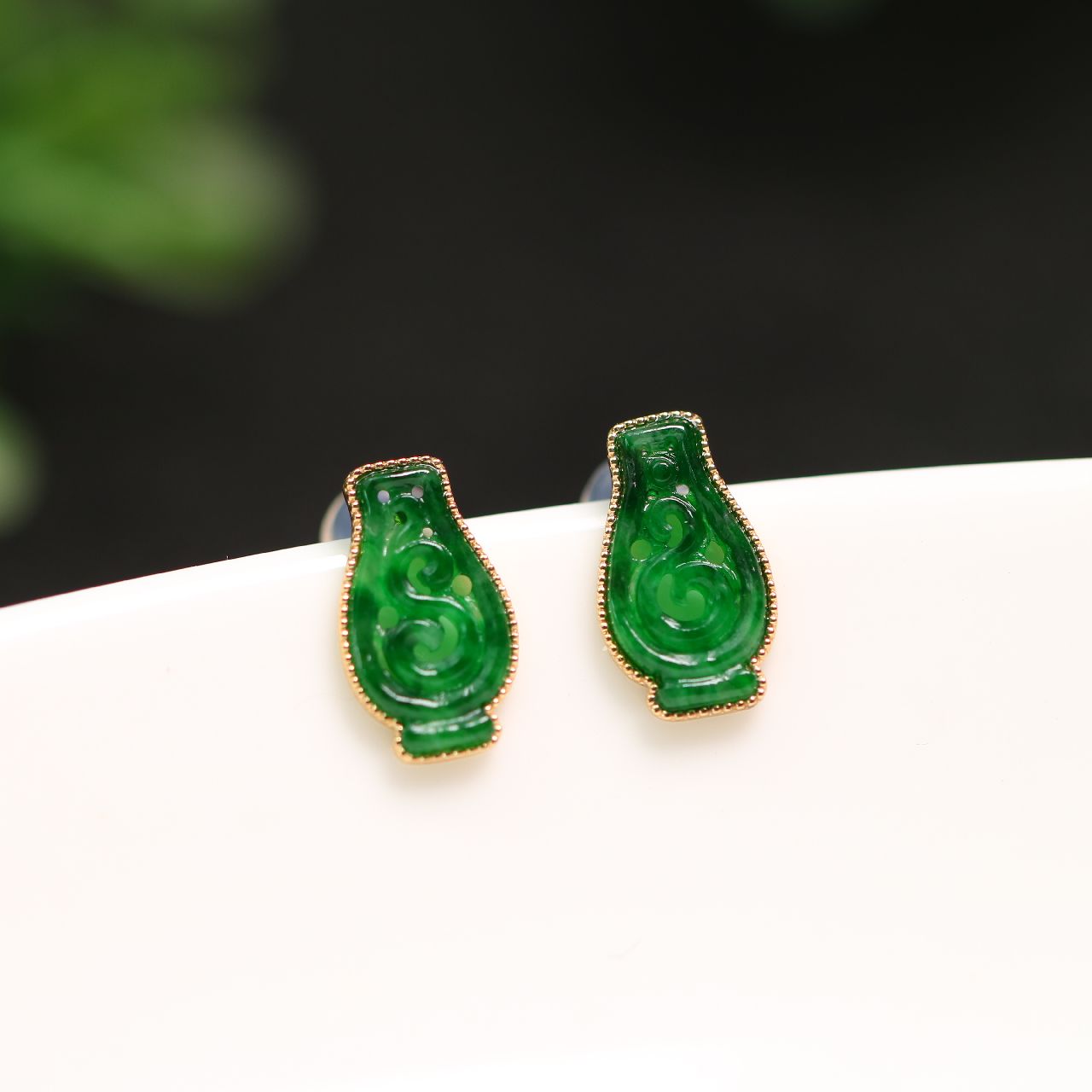 #3746一对18K金镶嵌冰种满色辣绿天然A货翡翠缕空花瓶形耳钉  