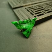 G820飘辣绿天然A货翡翠雕花三角形如意吊坠花片