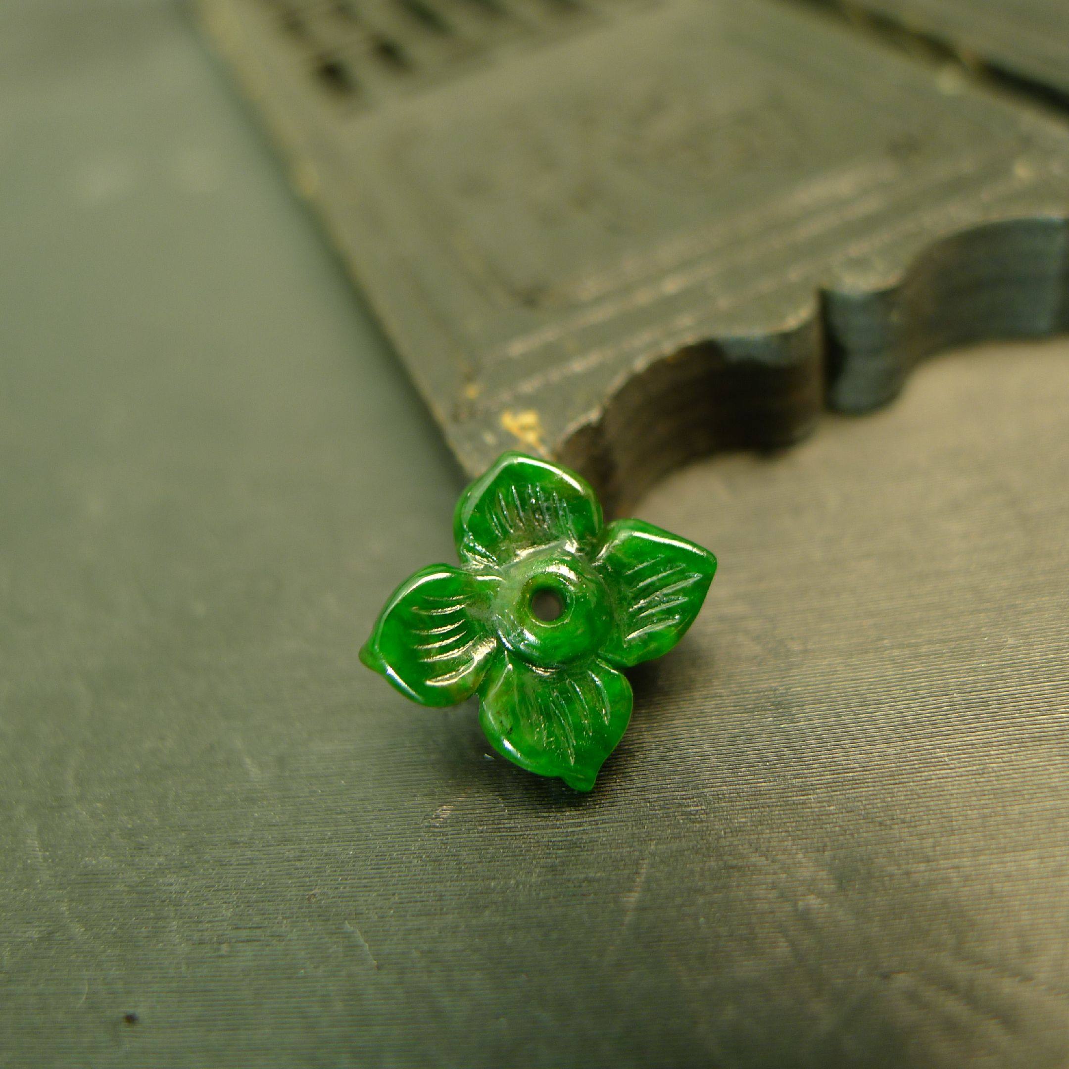 满色辣绿缅甸天然A货翡翠四叶草