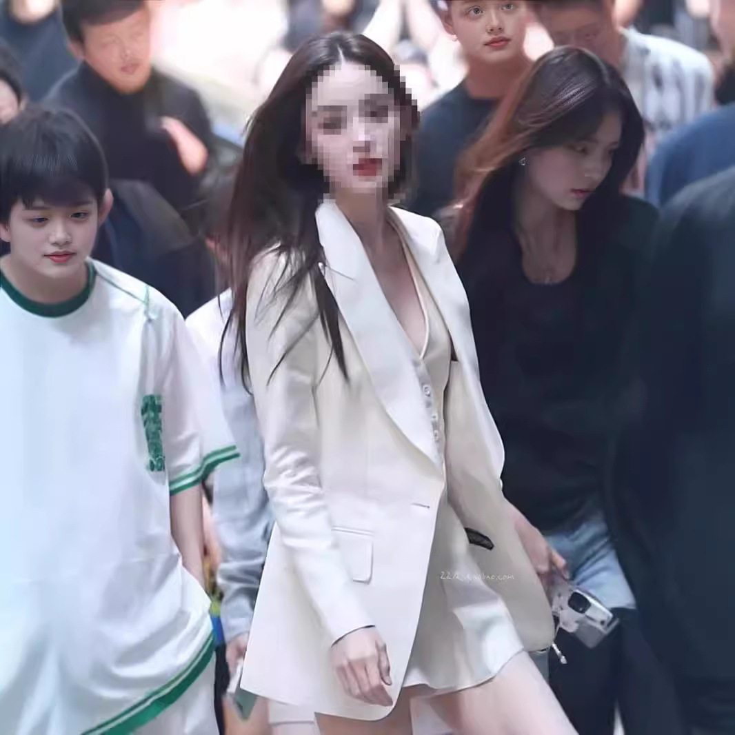 明星同款简约西装领修身白色西装外套V领单排扣马甲裙裤套装