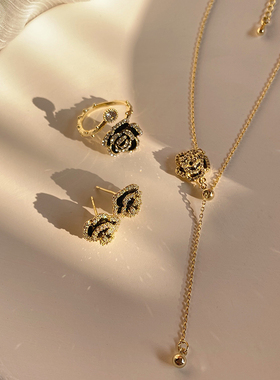 《黑茶花系列》高级感轻奢戒指小众项链女款2025新款毛衣配饰套装