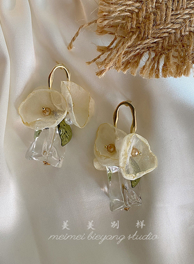 《马蹄铃》复古花朵艺术适合夏天的2025新款爆款气质耳环女高级感