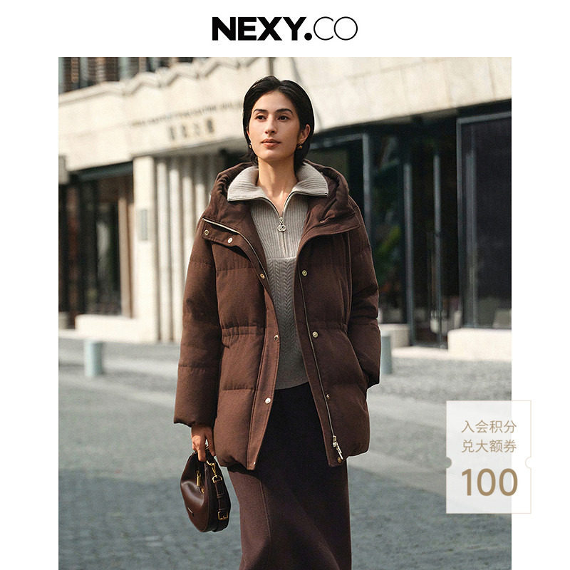 NEXY.CO/奈蔻商场同款2025年冬新款赭石棕连帽羽绒服时尚保暖外套