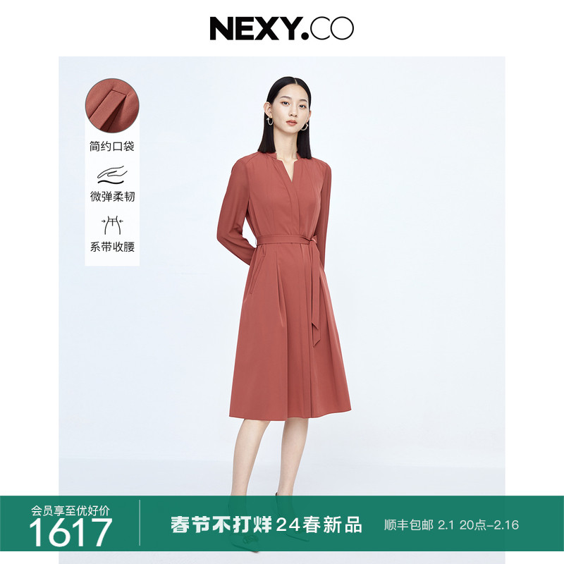 NEXY.CO/奈蔻V领西装连衣裙女2024春夏新款收腰通勤