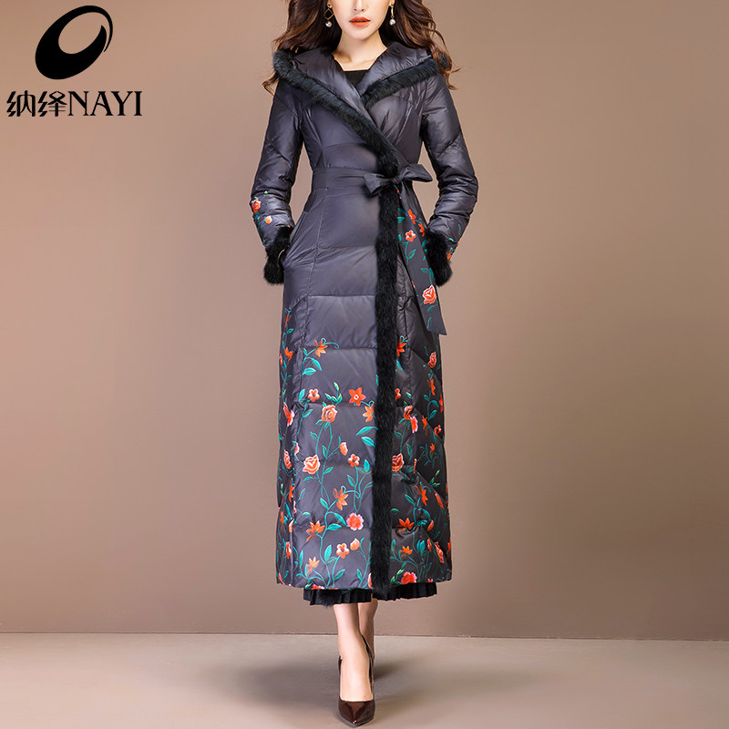 黑色印花色羽绒服女2020新款中长款修身收腰白鸭绒品牌过膝冬装