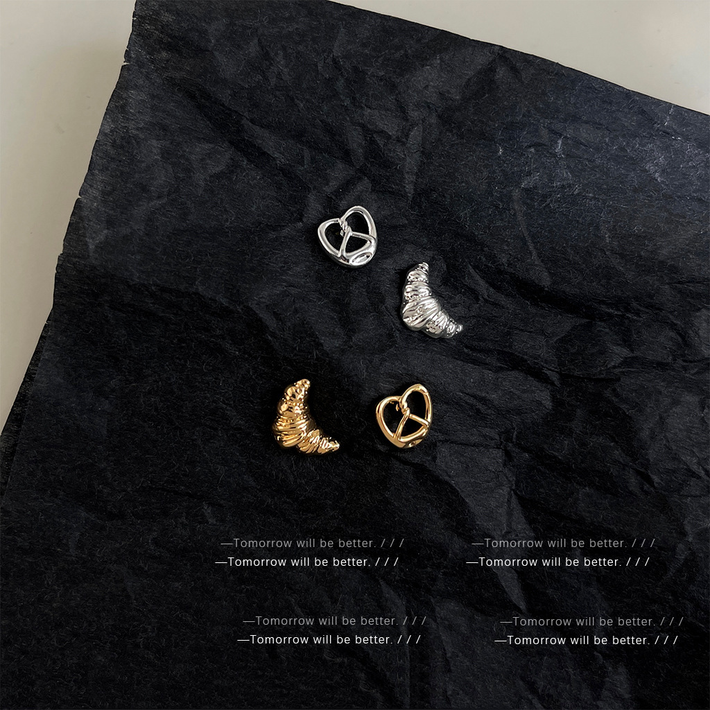 个性不对称碱水结牛角包耳钉女小众创意设计耳环韩系简约百搭耳饰