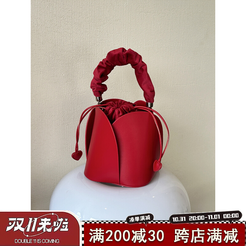 新娘婚包日常可用花瓣水桶包2023新款斜挎小包小众手提红色结婚包