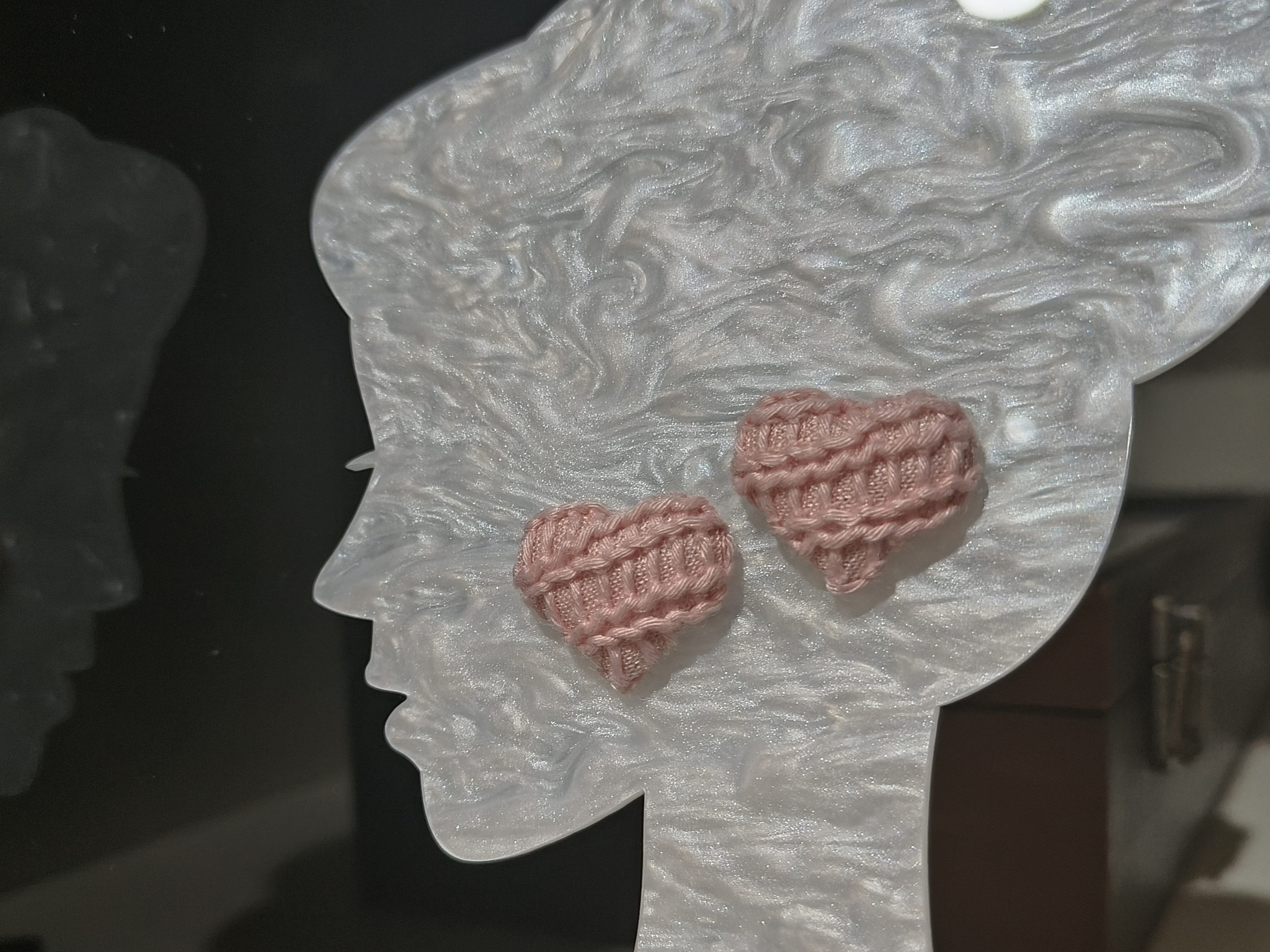 是Alice。秋冬毛线桃心柔美粉色耳钉