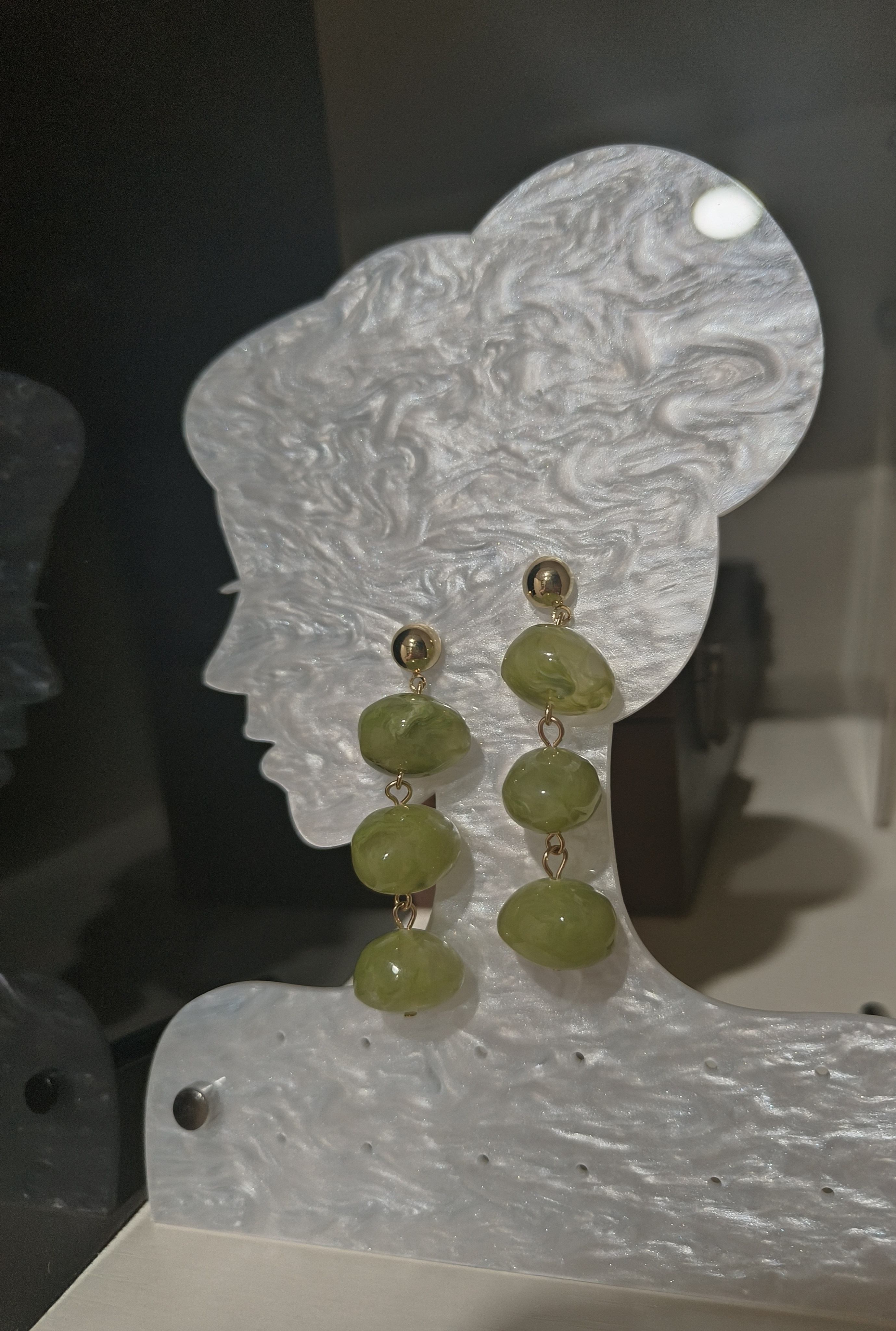 是Alice。青提色清新自然串珠耳钉