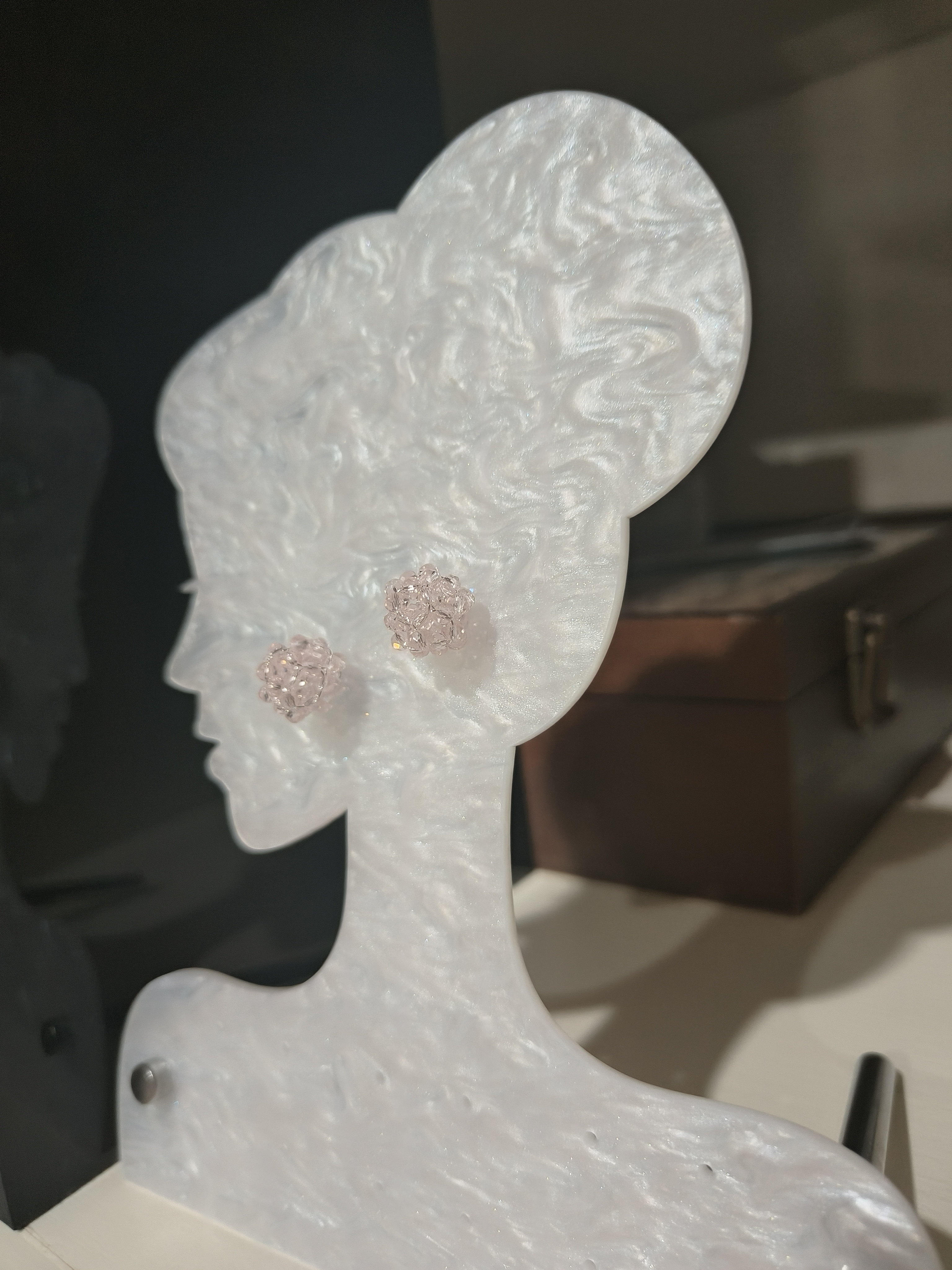 是Alice。甜美优雅淡粉色立体圆球形手作耳钉