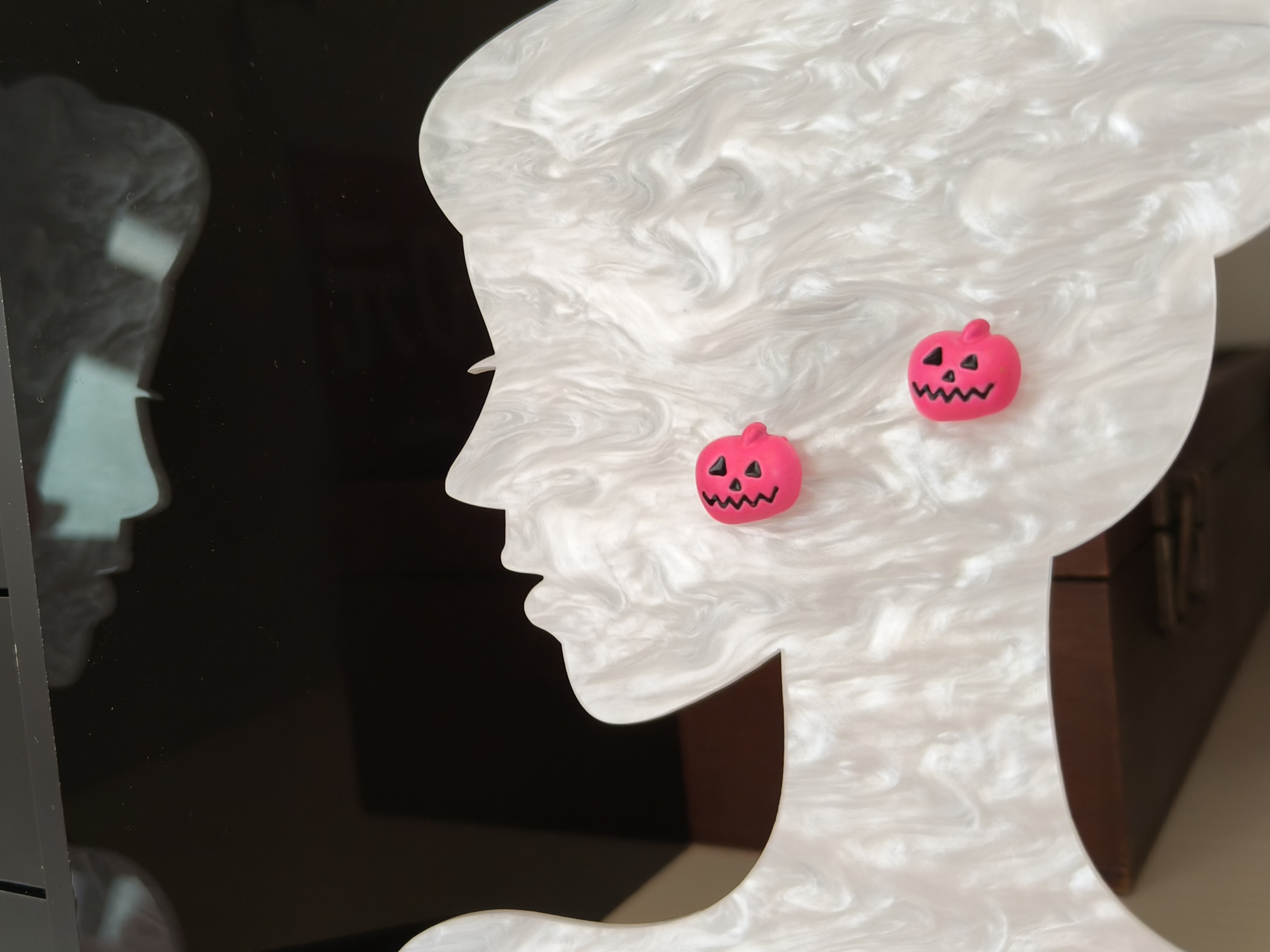 是Alice。万圣节南瓜人漆面金属耳钉时尚玫红