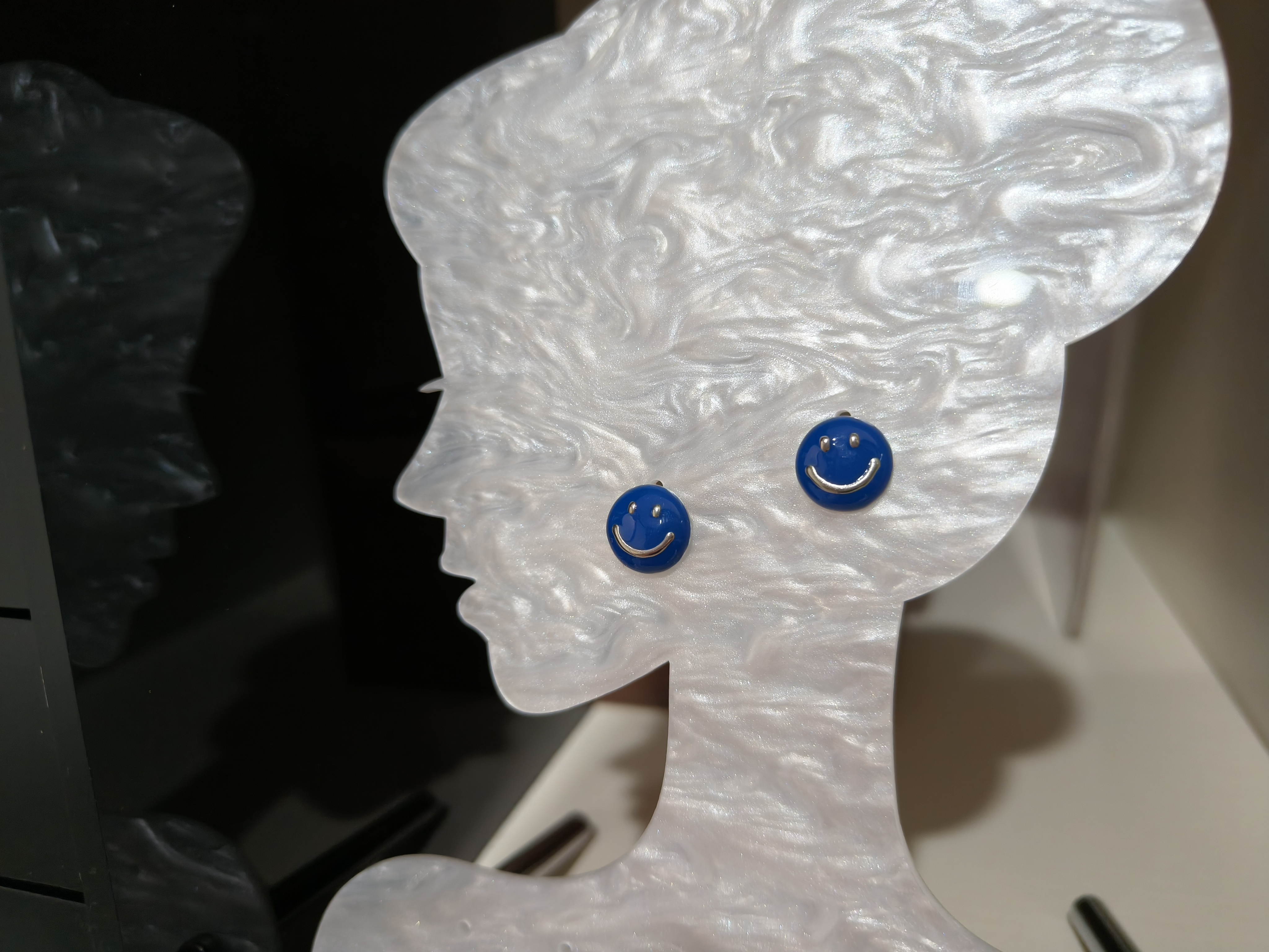 是Alice。克莱因蓝笑脸耳钉