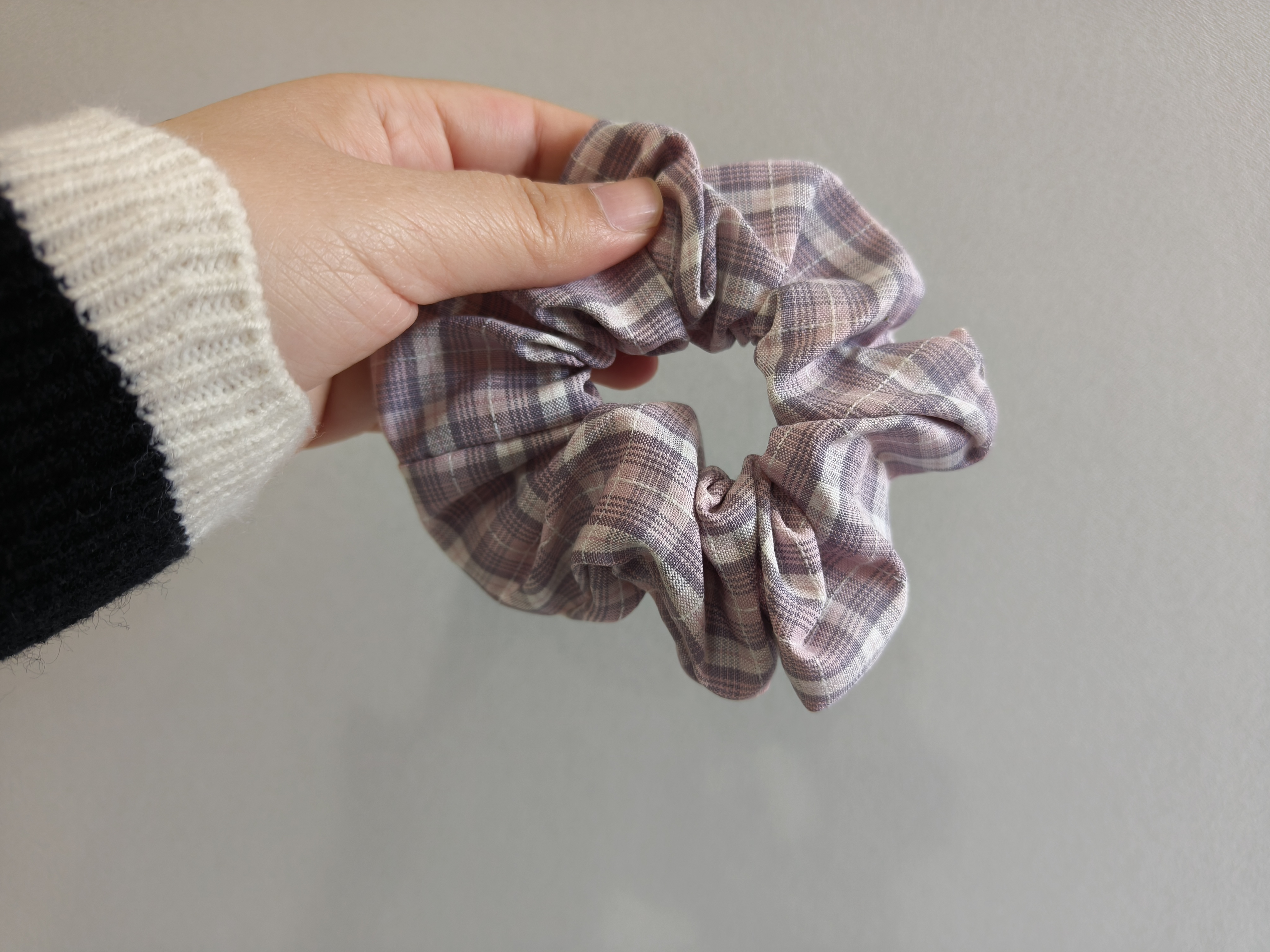 是Alice。布艺大肠圈粉灰格发圈handmade发饰