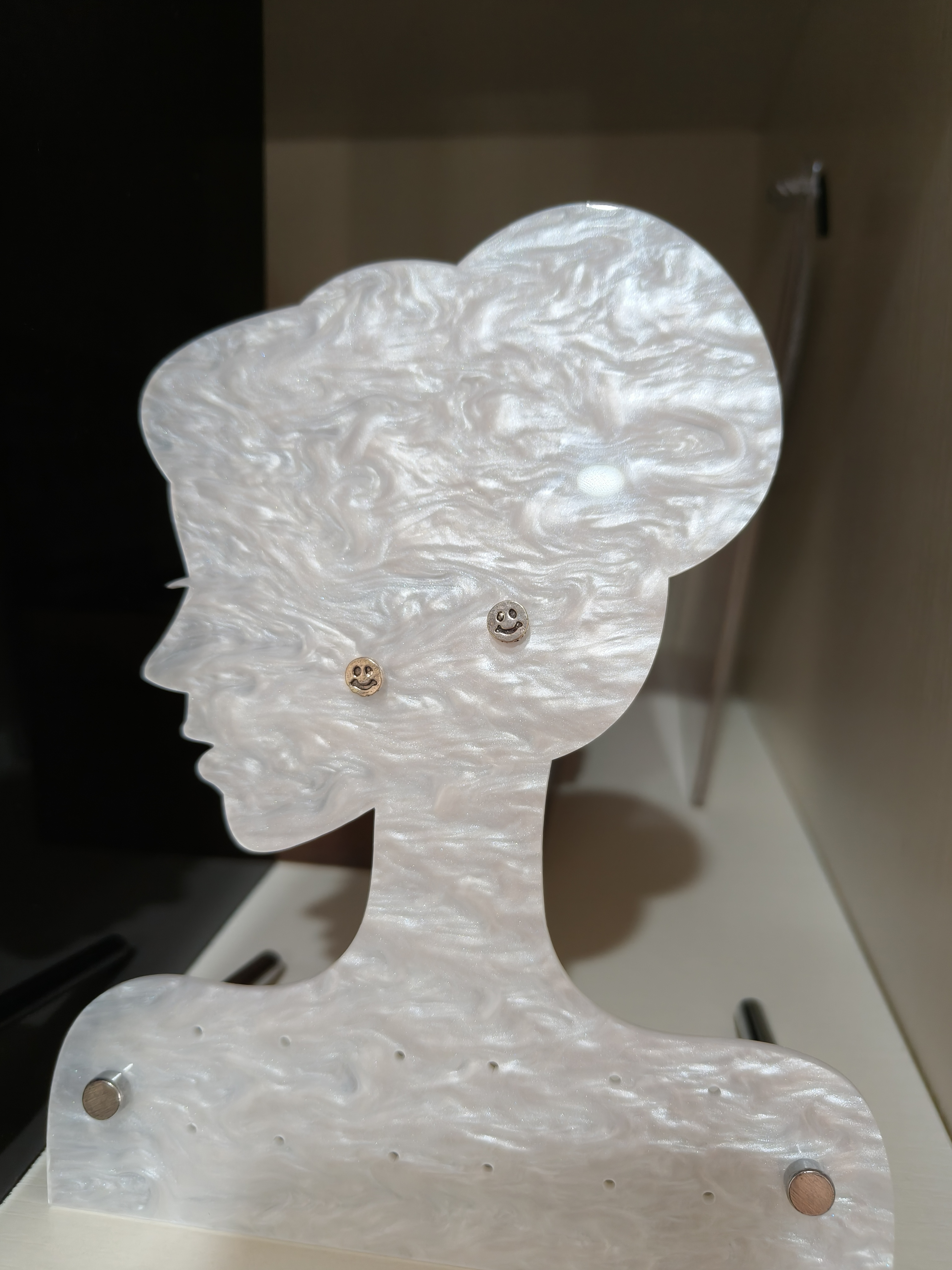 是Alice。独特个性设计耳钉#05复古银色微笑百事达