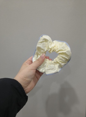 是Alice。handmade发饰布艺大肠圈发圈#35蓝边浅黄色款