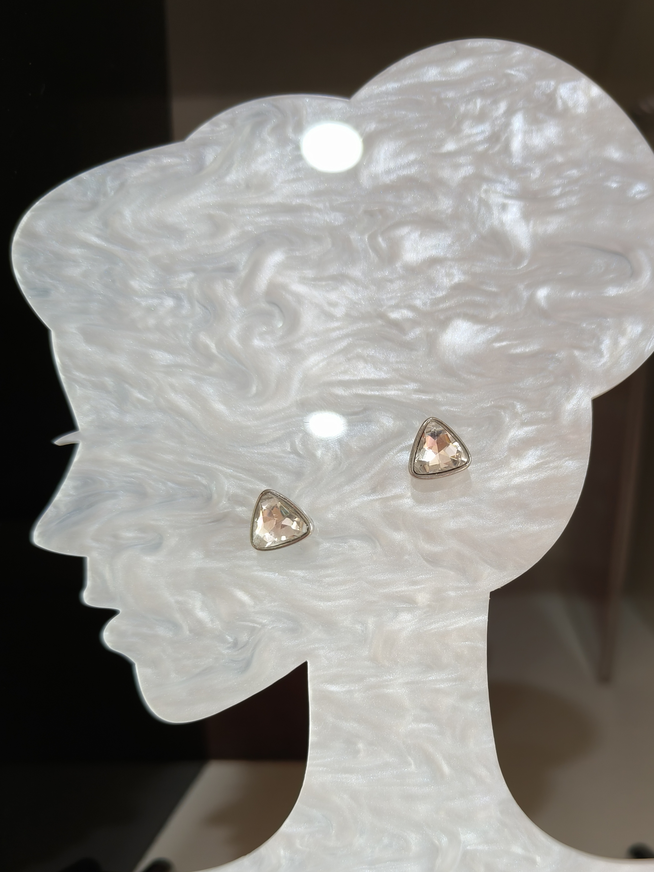 是Alice。简洁三角镶钻耳钉