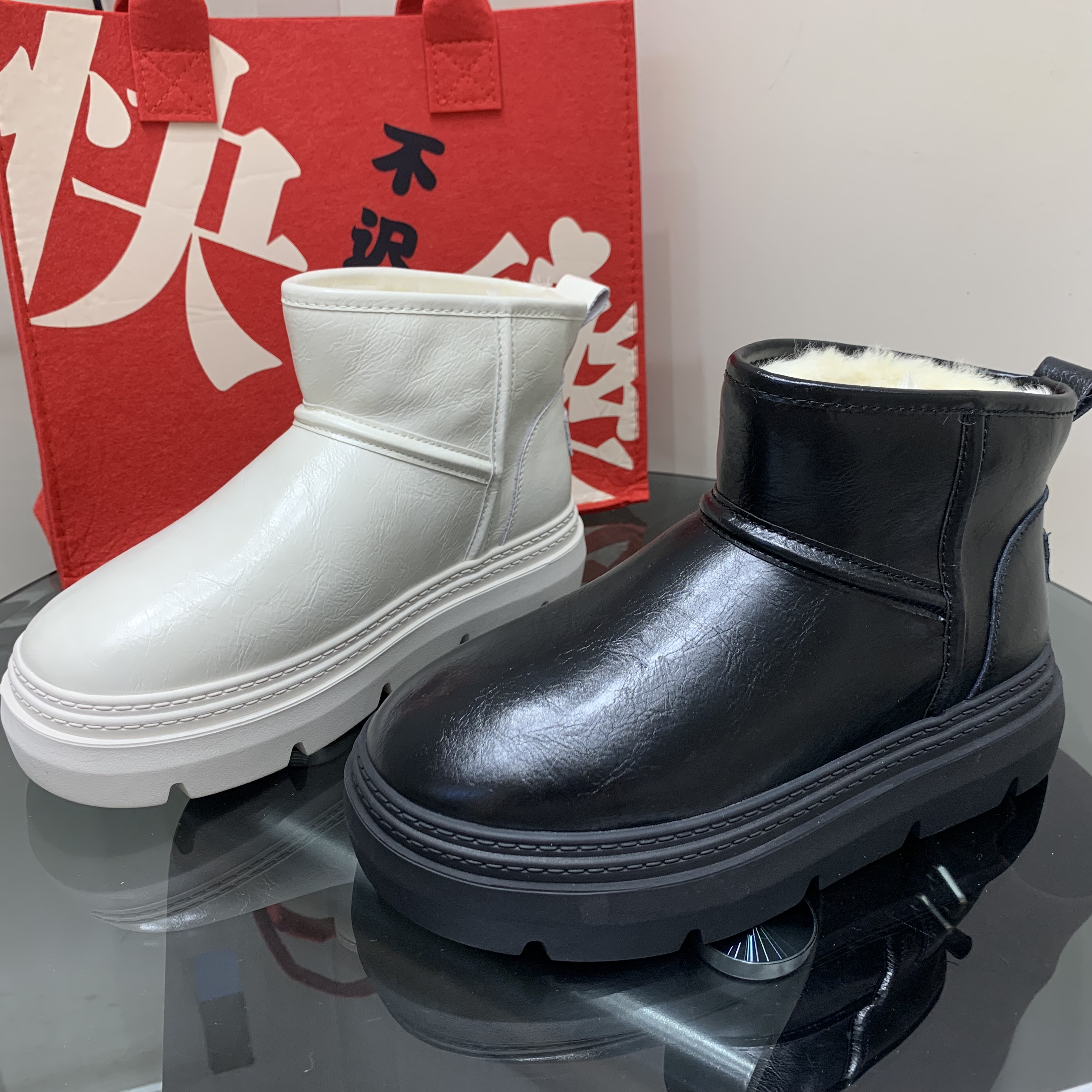 小众英伦风雪地靴女2025冬季新款平跟厚底一脚蹬加绒舒适保暖棉靴