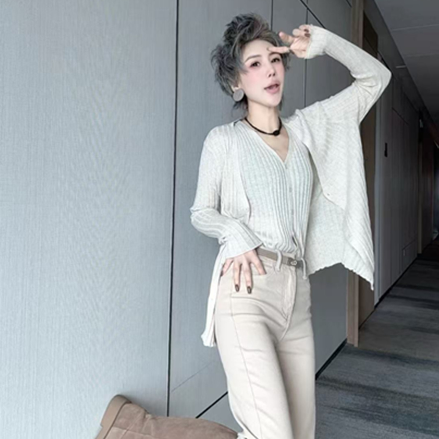 慵懒V领针织开衫女两件套显瘦