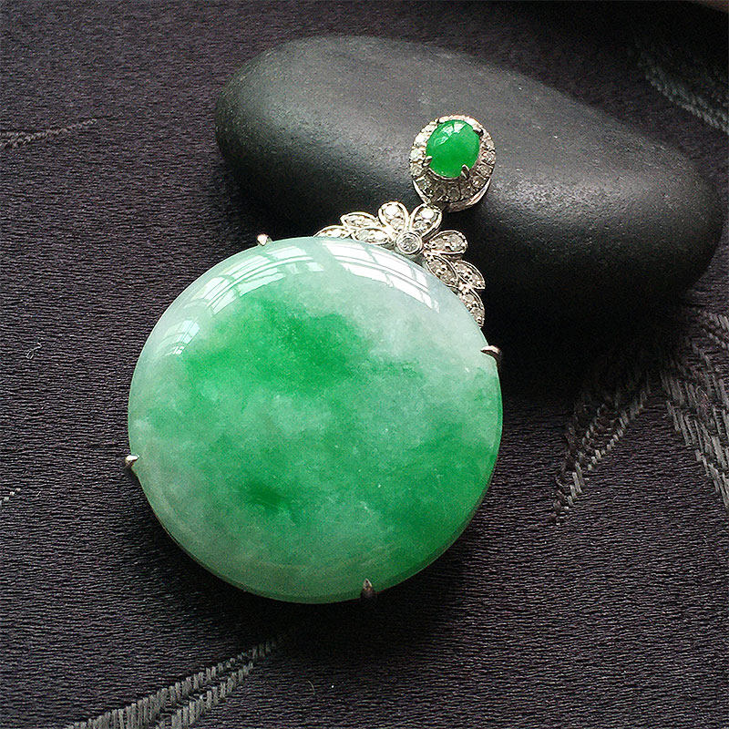 缅甸翡翠冰种翠绿色无事牌吊坠18K金女款玉牌子老种a货冰绿色牌