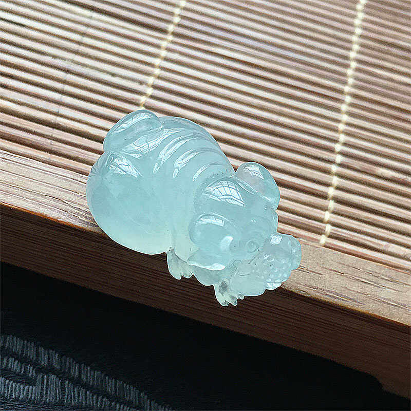 缅甸翡翠冰种浅绿色精雕生肖狗吊坠老种a货冰绿属相狗旺财挂件