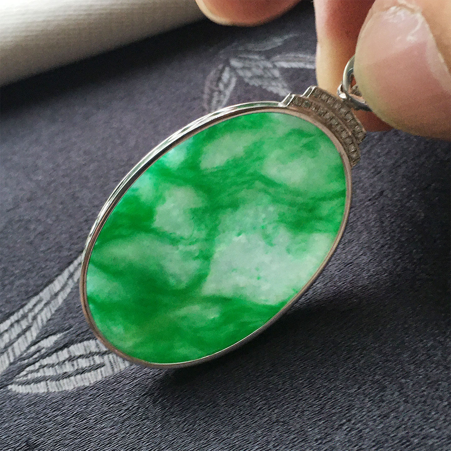 缅甸翡翠冰种阳绿色无事牌吊坠