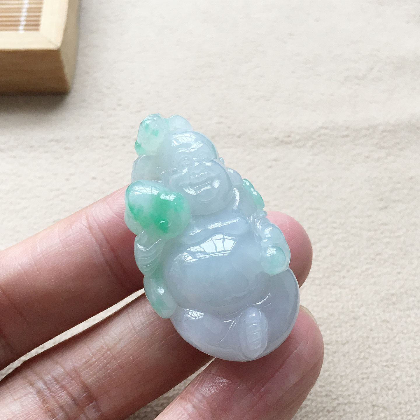 缅甸翡翠冰种飘阳绿色玉佛公吊坠老种a货冰透水润飘绿逍遥佛挂件