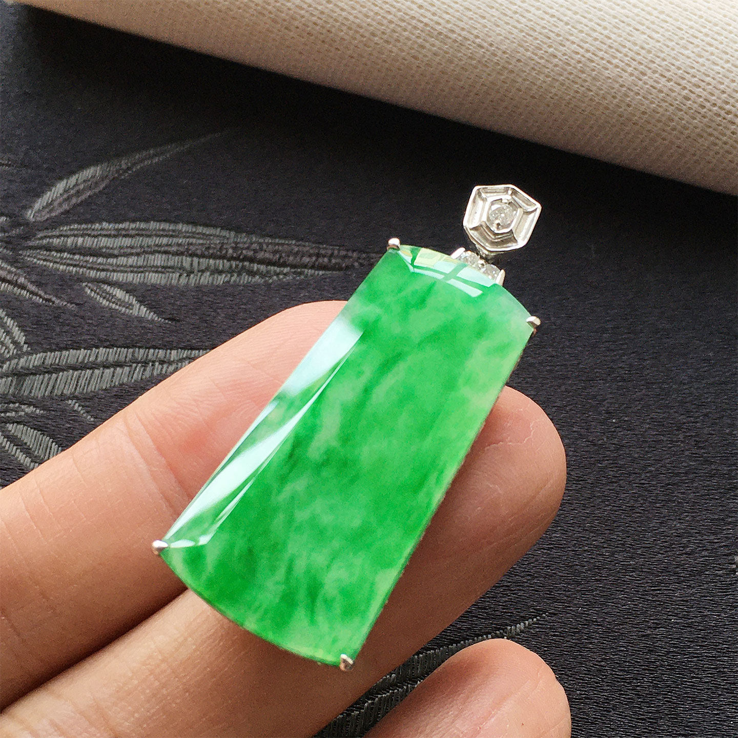 缅甸翡翠冰种阳绿色玉平安无事牌吊坠老种a货冰绿18K金镶嵌绿牌女
