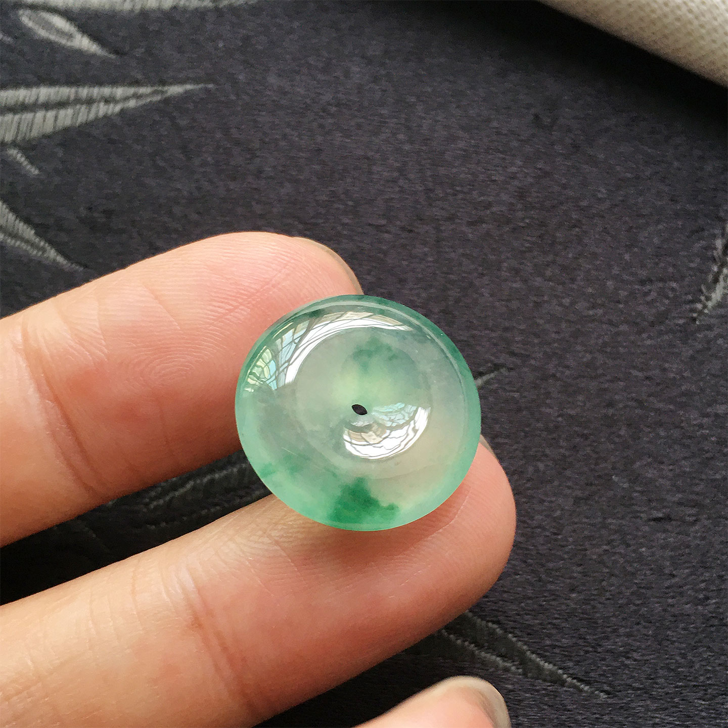 缅甸翡翠冰种飘阳绿色玉扣吊坠
