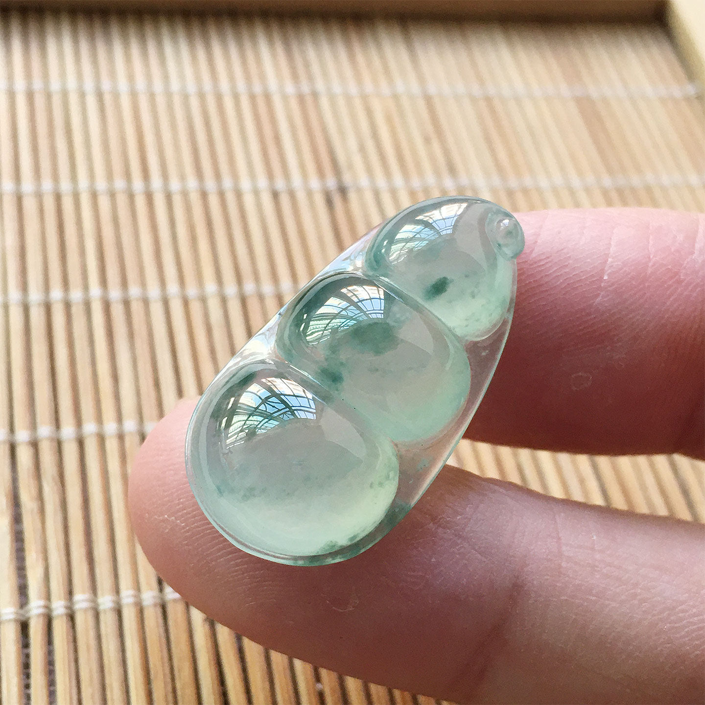 缅甸翡翠高冰种飘蓝花玉福豆吊坠老种a货冰透水润厚玉豆挂件四季