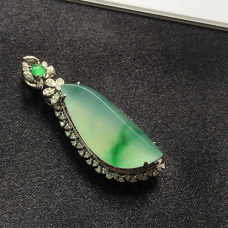 缅甸翡翠高冰种翠绿色随行吊坠女款老种a货冰透水润18K金镶嵌挂件