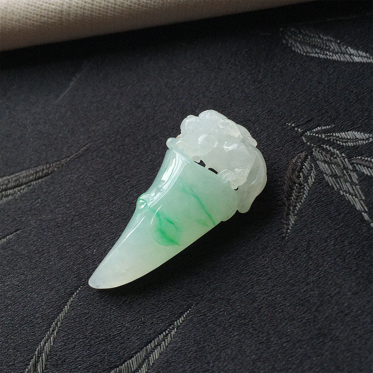 缅甸翡翠冰种阳绿色精雕龙牙吊坠老种a货冰透水润特色瑞兽牙招财