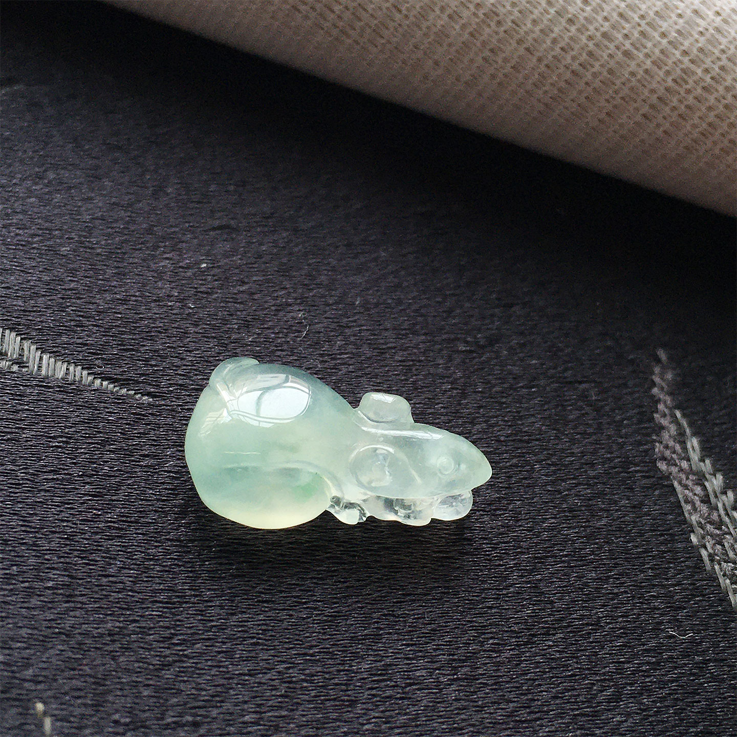 缅甸翡翠冰种飘绿花玉生肖鼠吊坠老种a货冰透水润立体发财鼠玉鼠