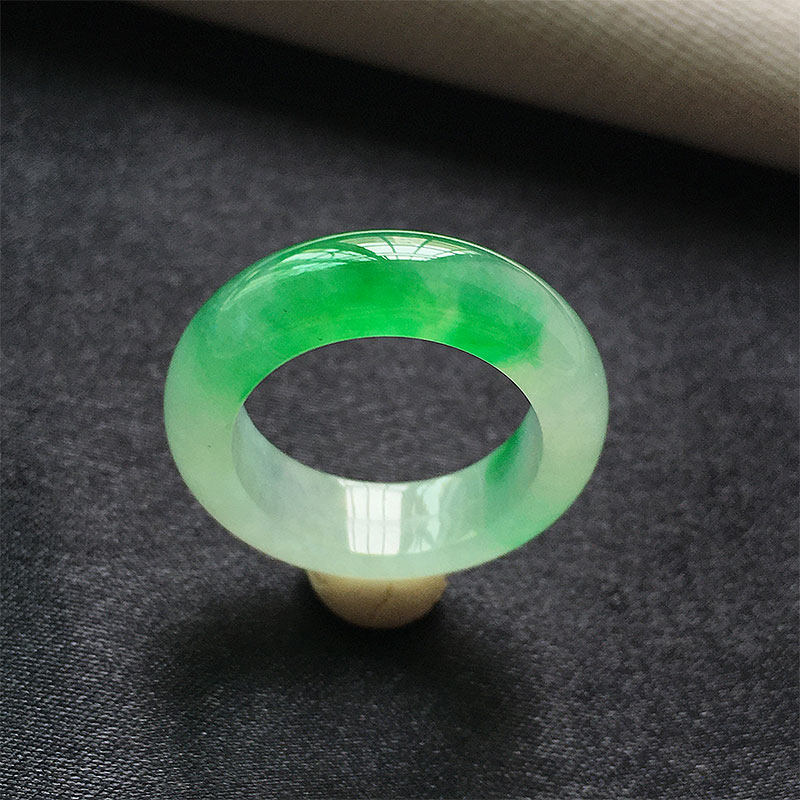翡翠冰种阳绿色玉指环戒圈