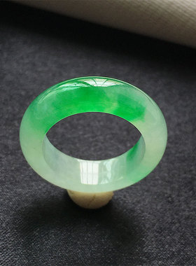 缅甸翡翠冰种阳绿色玉指环戒圈17mm老种a货冰透水润翠绿戒14号圈