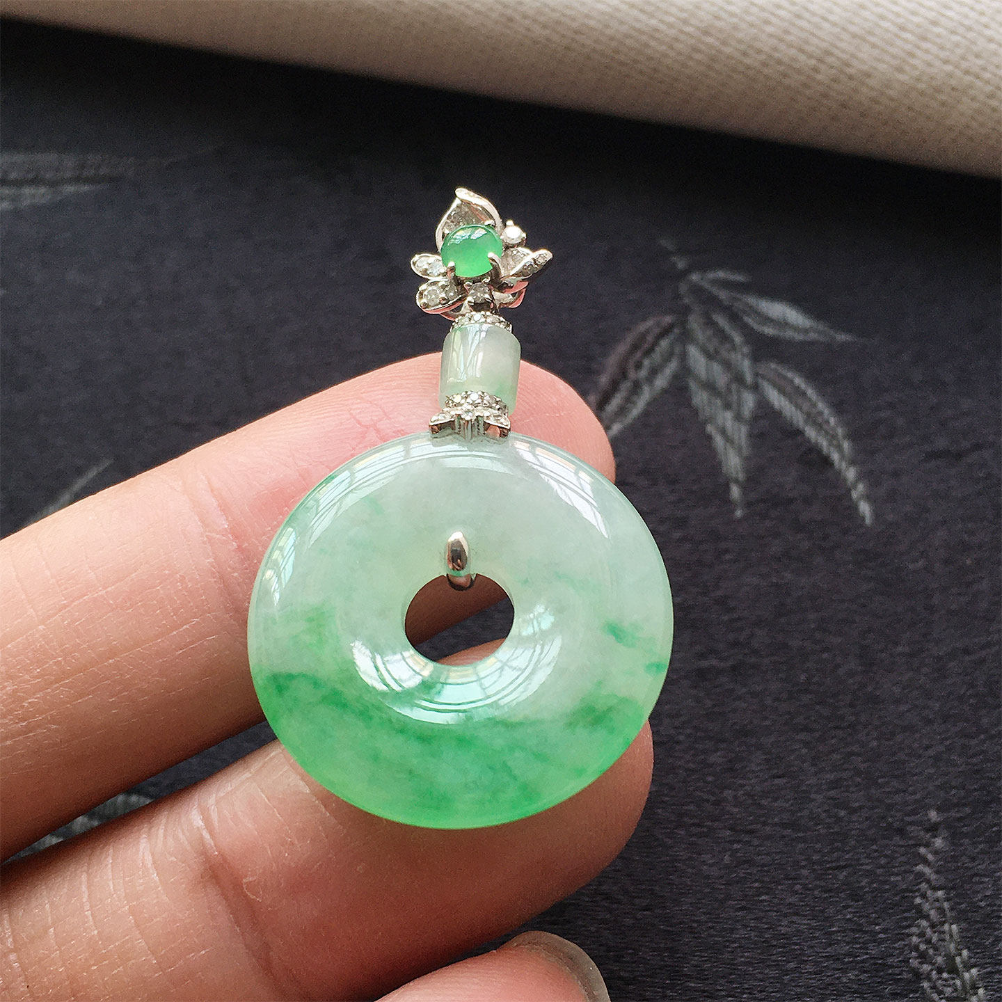 缅甸翡翠冰种飘绿花平安扣吊坠老种a货冰阳绿玉扣18K金镶嵌甜甜圈
