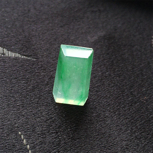 缅甸翡翠冰种翠绿色无事牌裸石
