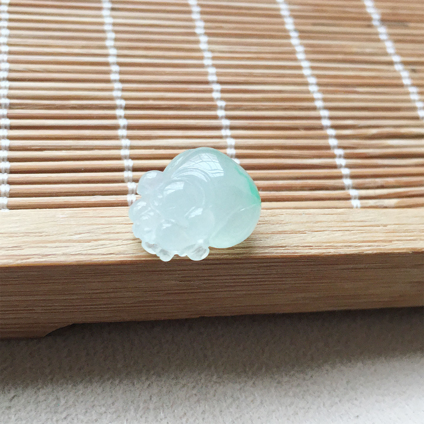 缅甸翡翠冰飘绿小猪吊坠a货冰种金丝绿精雕翡翠小猪挂件生肖猪胖