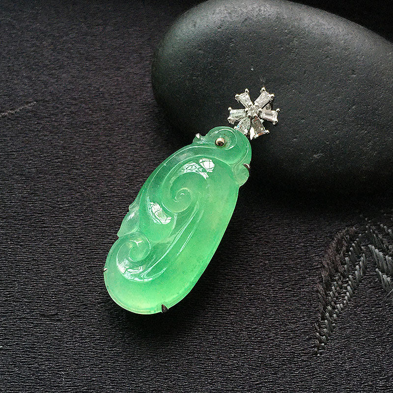 缅甸翡翠高冰种翠绿如意吊坠冰透水润木那种灵芝挂件老种a货18K金