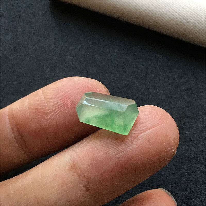 缅甸翡翠高冰种翠绿色随型蛋面