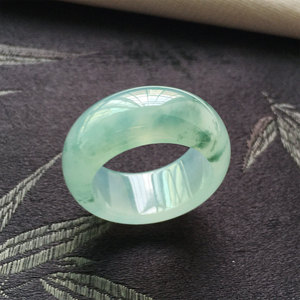 翡翠冰种飘蓝花玉指环宽版戒圈