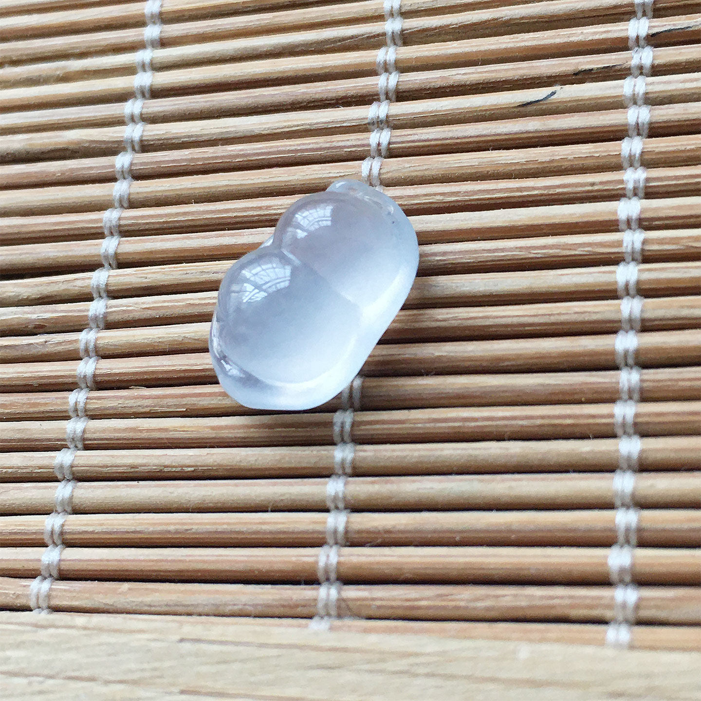 翡翠高冰种纯净起光玉福豆挂件