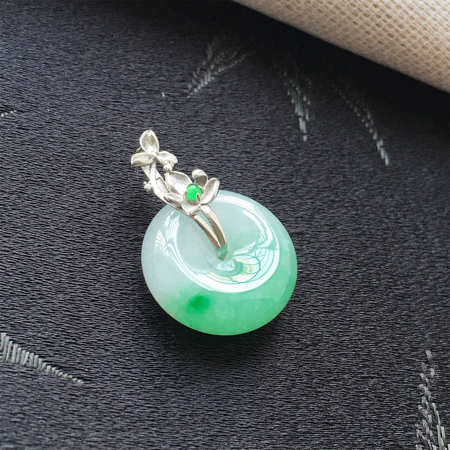 缅甸翡翠冰种飘阳绿色玉平安扣吊坠老种a货冰绿18K金扣玉小肥扣