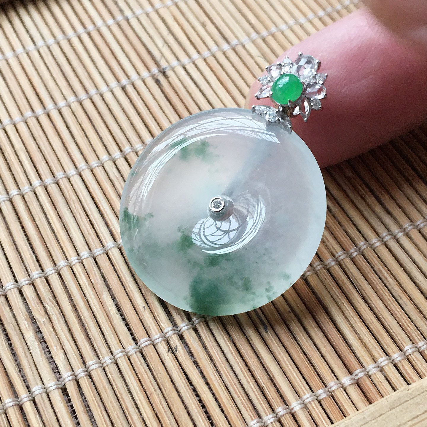 18K金镶缅甸翡翠飘花平安扣吊坠