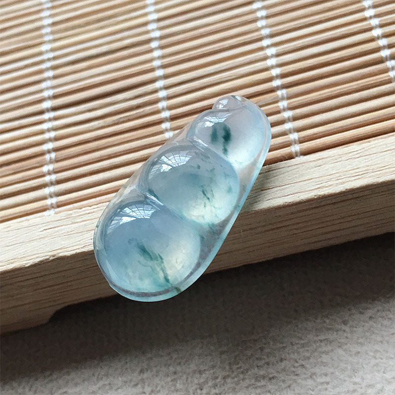 缅甸翡翠高冰种飘蓝花玉平安豆吊坠四季豆老种a货冰透水润饱满豆